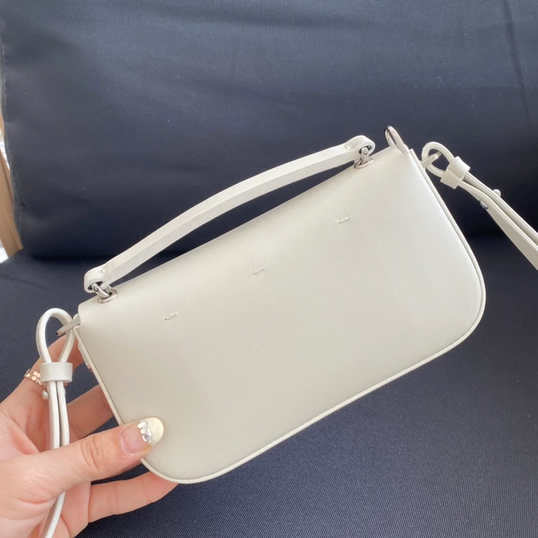 펜디 바게트 폰 파우치 올 화이트