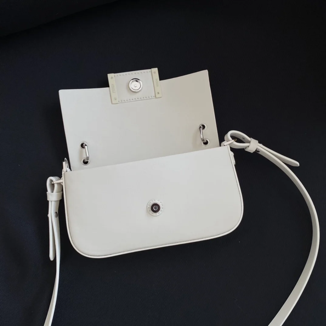 펜디 바게트 폰 파우치 올 화이트
