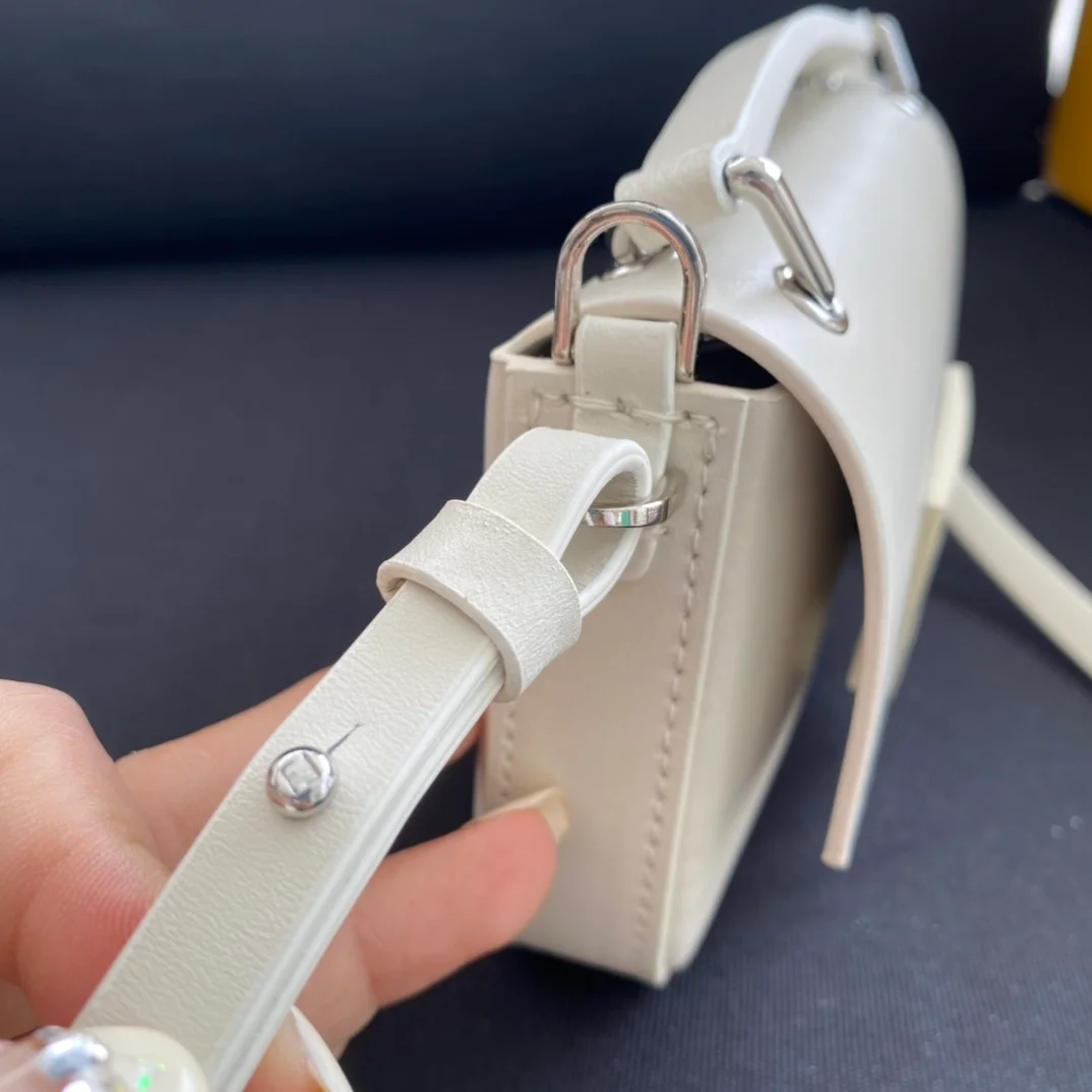 펜디 바게트 폰 파우치 올 화이트