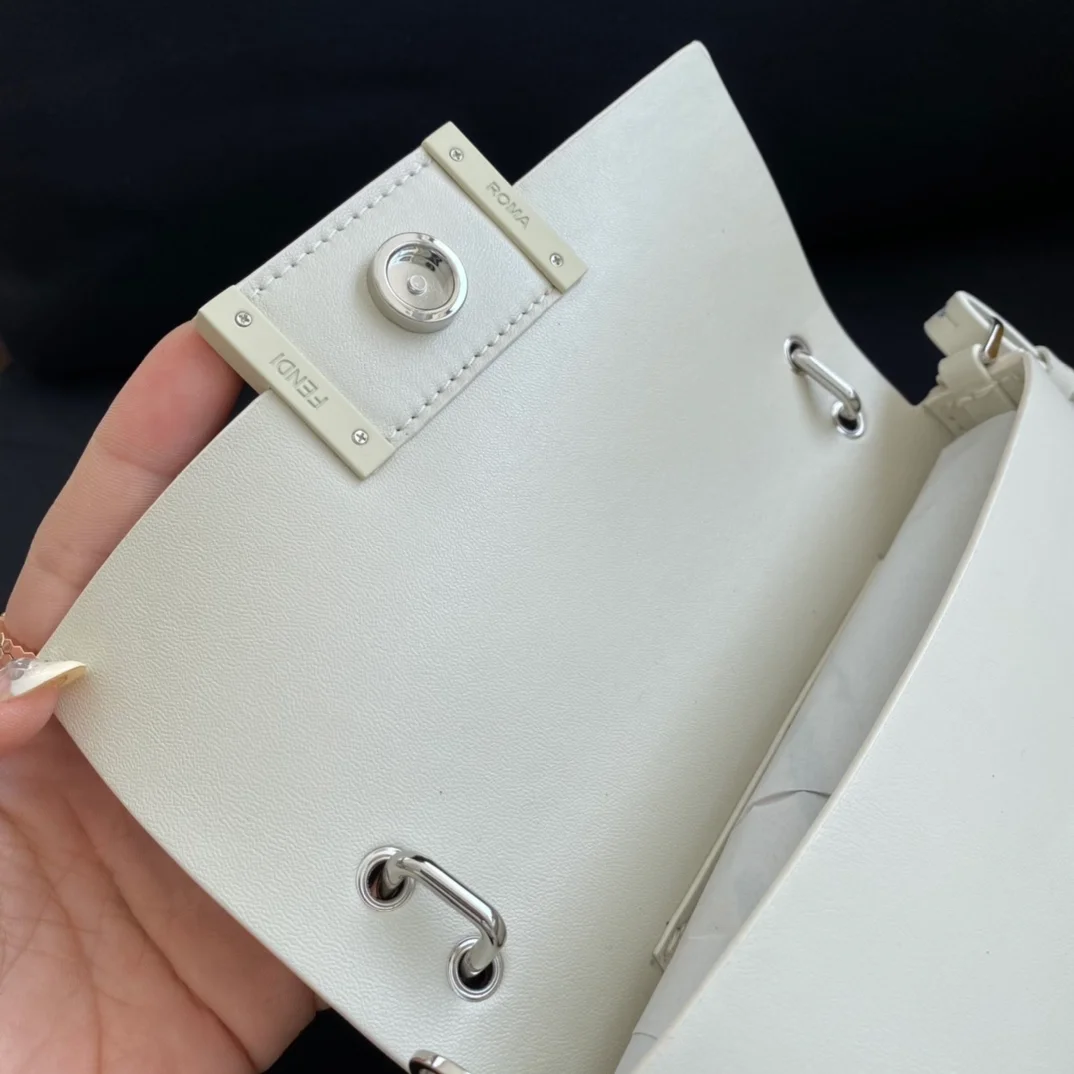 펜디 바게트 폰 파우치 올 화이트