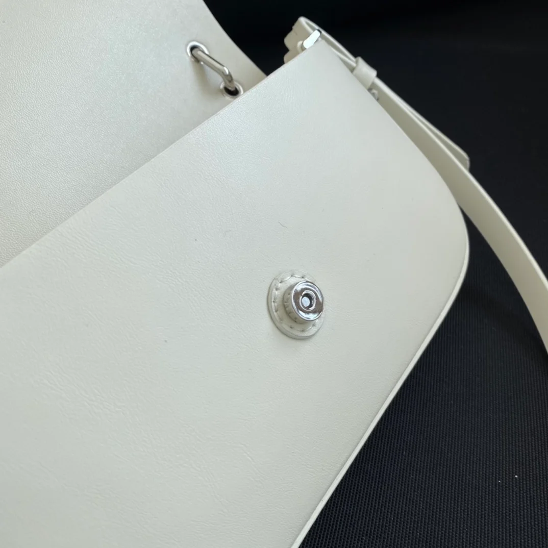 펜디 바게트 폰 파우치 올 화이트