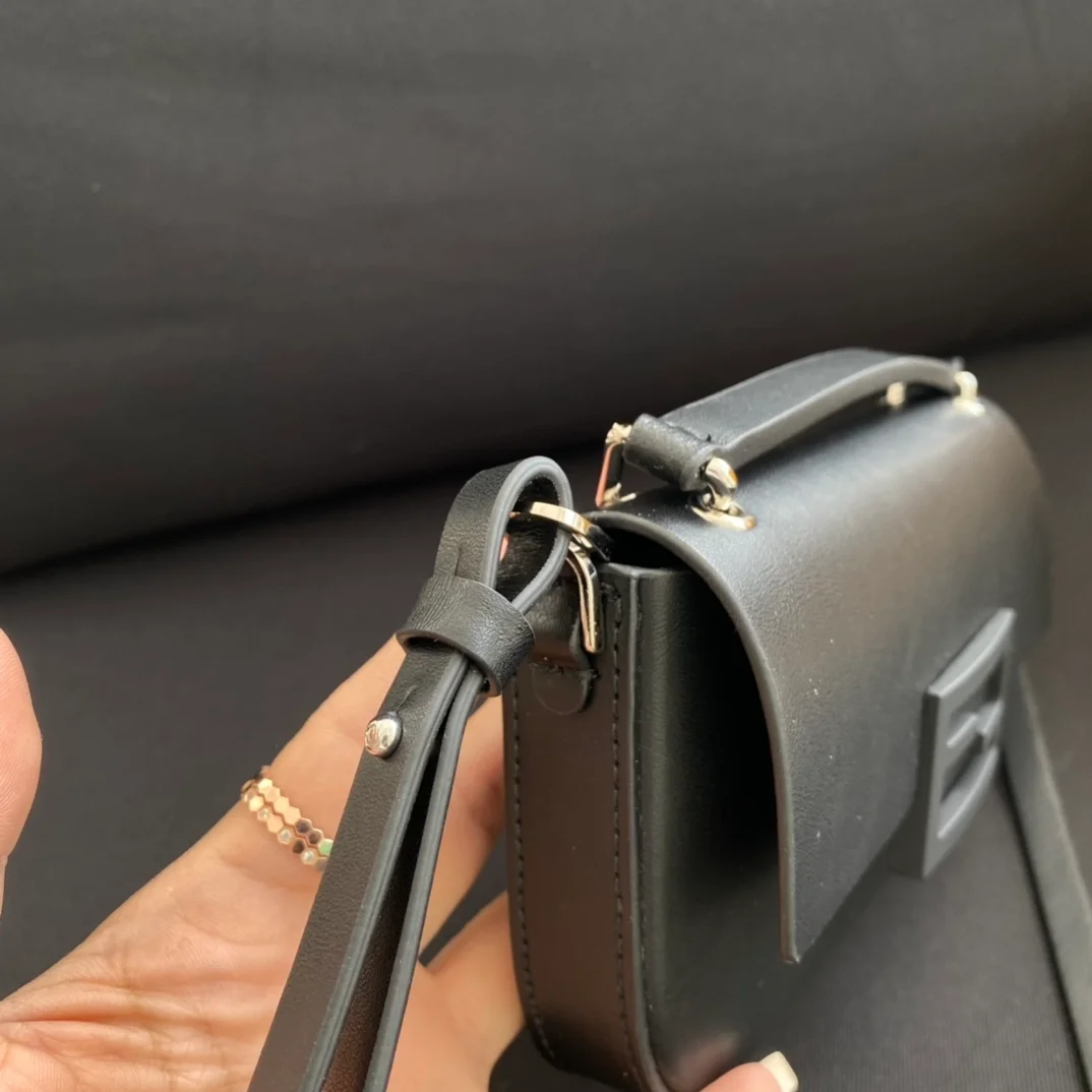 펜디 바게트 폰 파우치 올 블랙