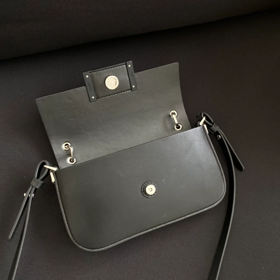 펜디 바게트 폰 파우치 올 블랙