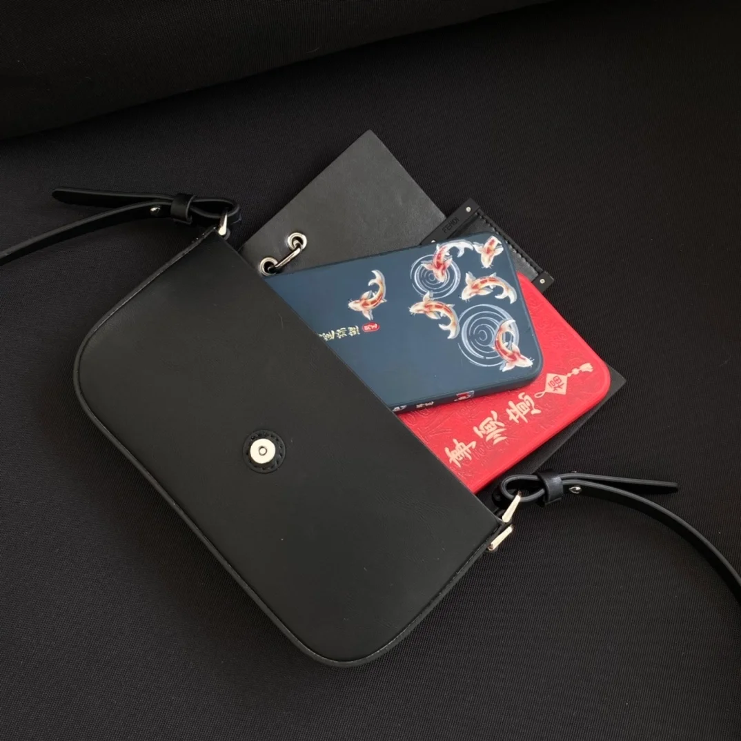 펜디 바게트 폰 파우치 올 블랙