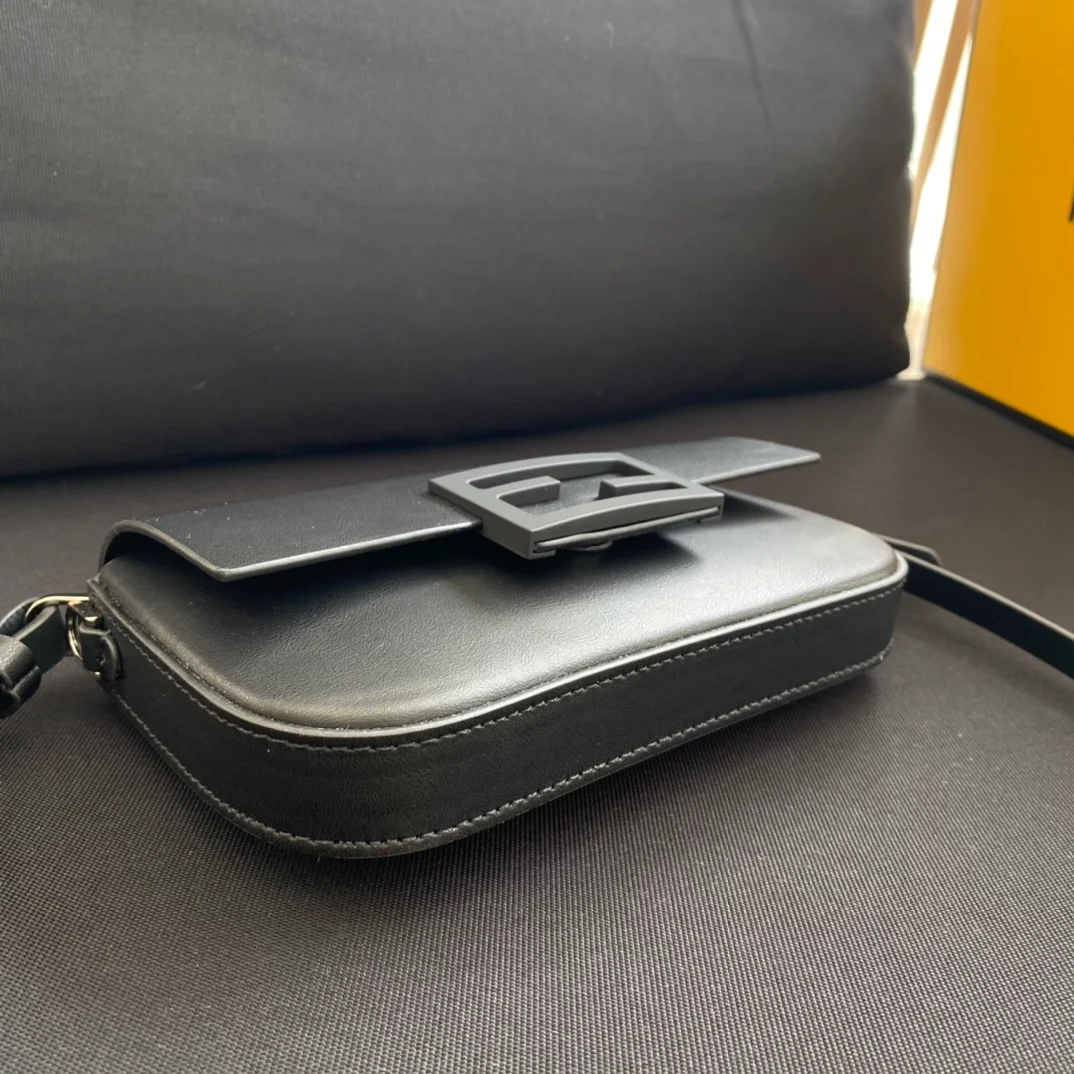 펜디 바게트 폰 파우치 올 블랙