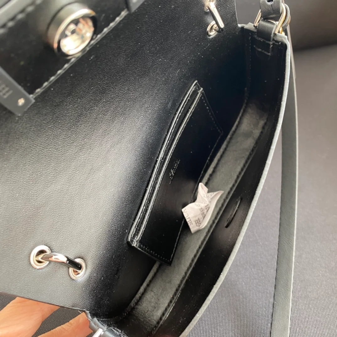 펜디 바게트 폰 파우치 올 블랙