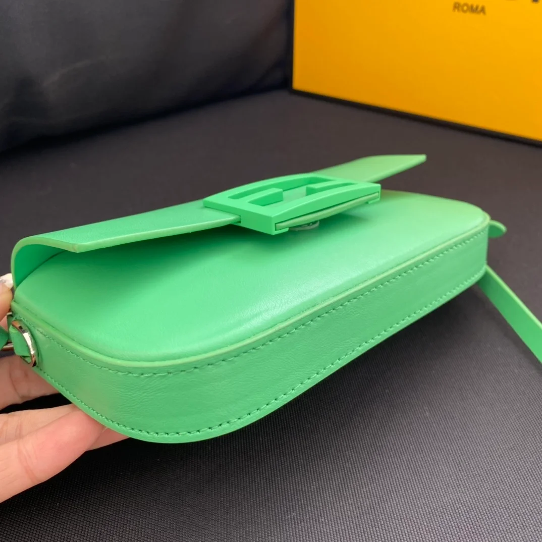 펜디 바게트 폰 파우치 올 그린