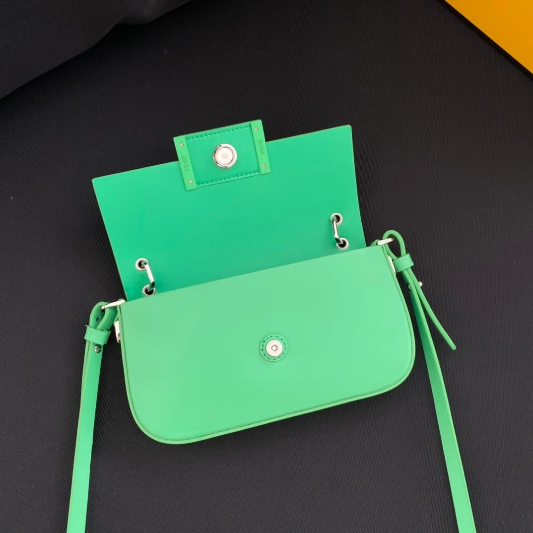 펜디 바게트 폰 파우치 올 그린