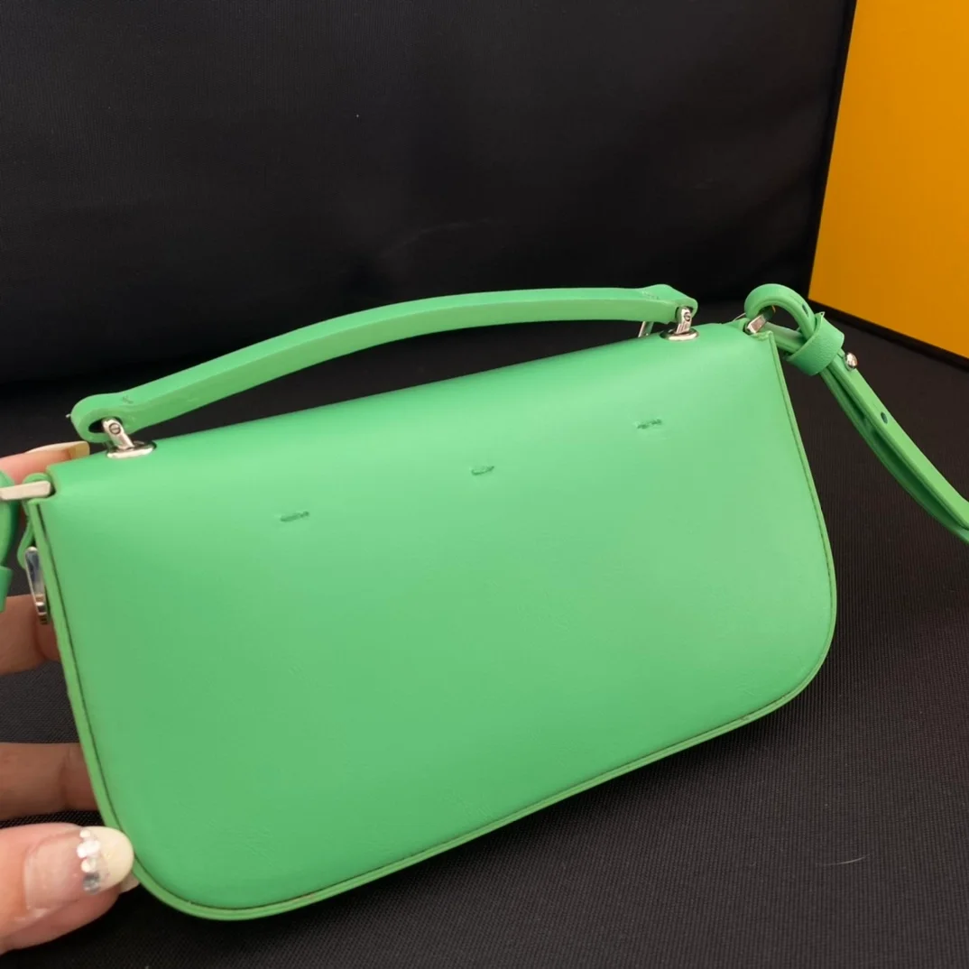 펜디 바게트 폰 파우치 올 그린