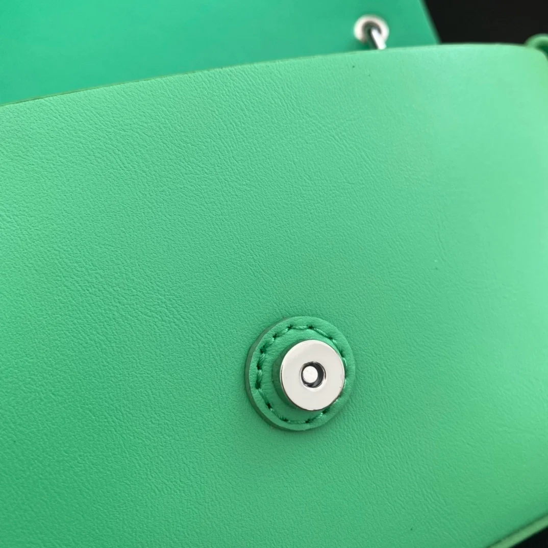 펜디 바게트 폰 파우치 올 그린