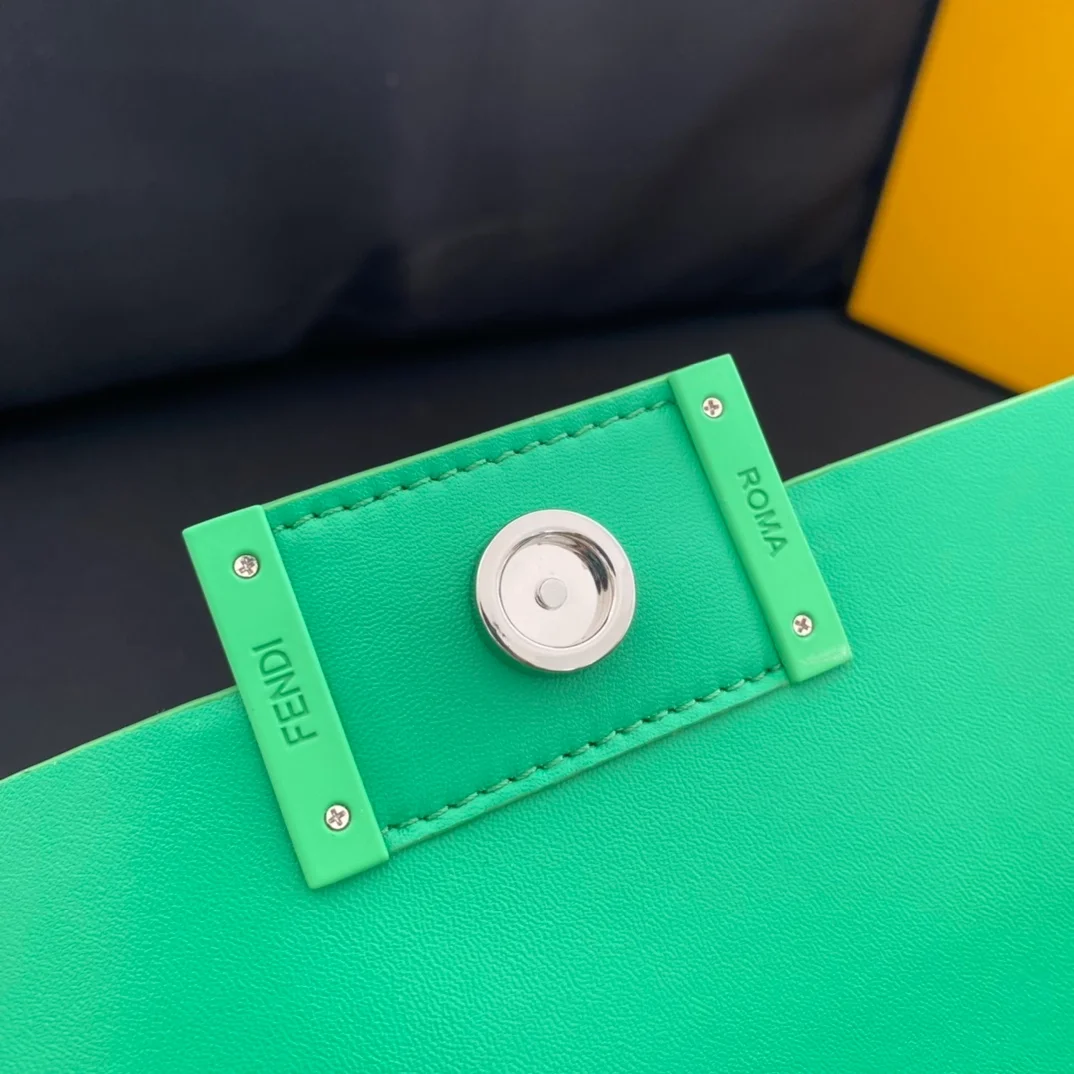 펜디 바게트 폰 파우치 올 그린