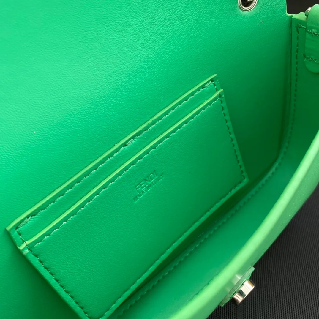 펜디 바게트 폰 파우치 올 그린
