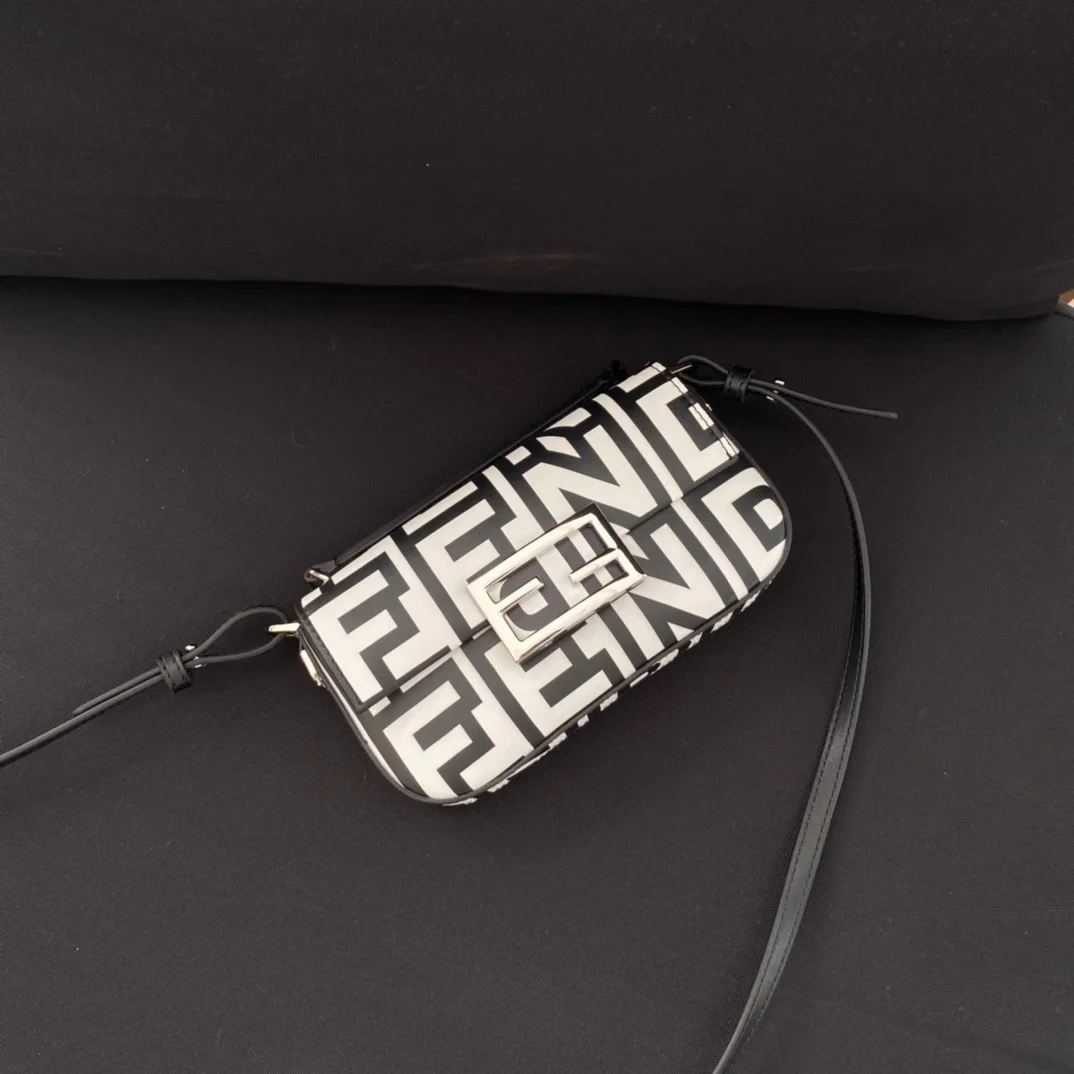 펜디 바게트 폰 파우치 블랙