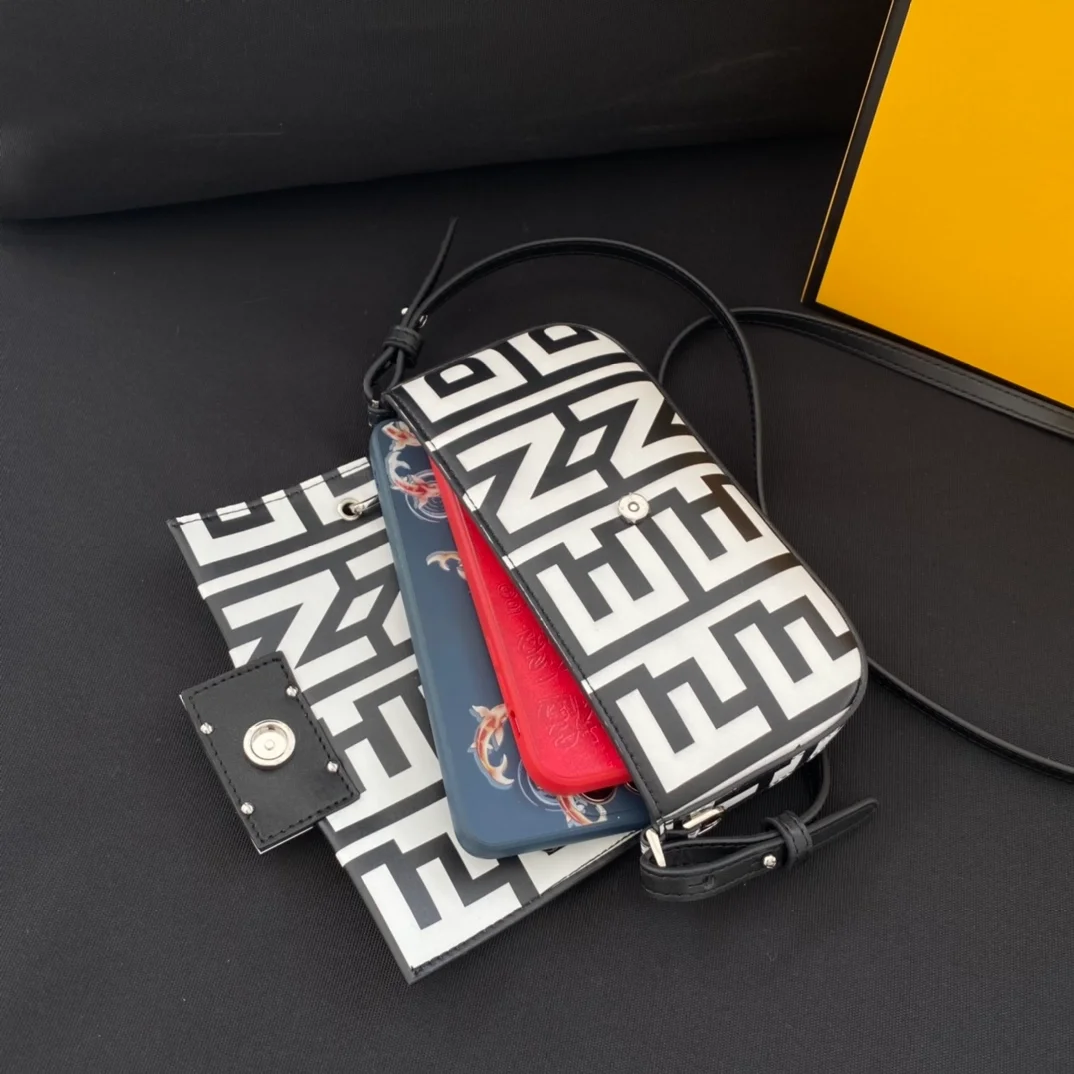 펜디 바게트 폰 파우치 블랙