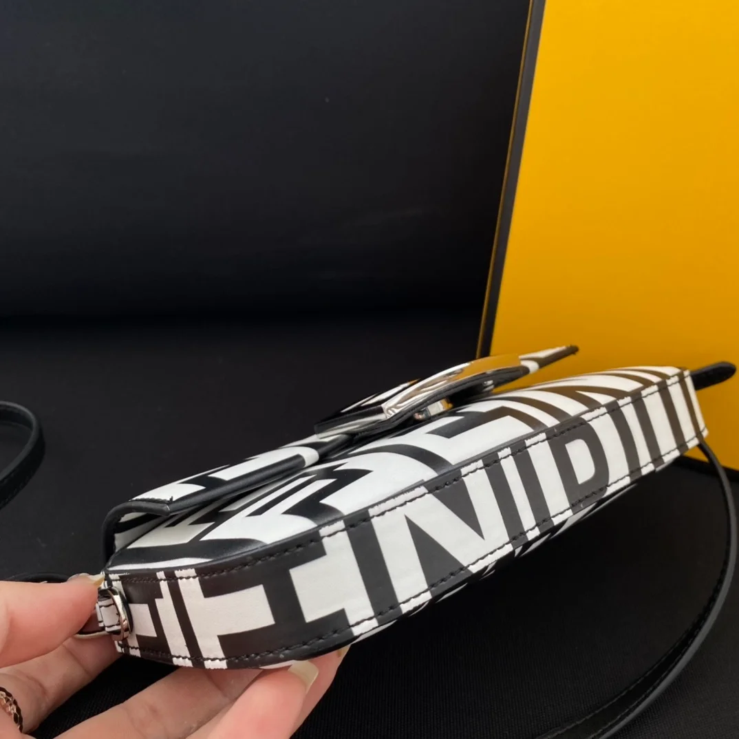 펜디 바게트 폰 파우치 블랙