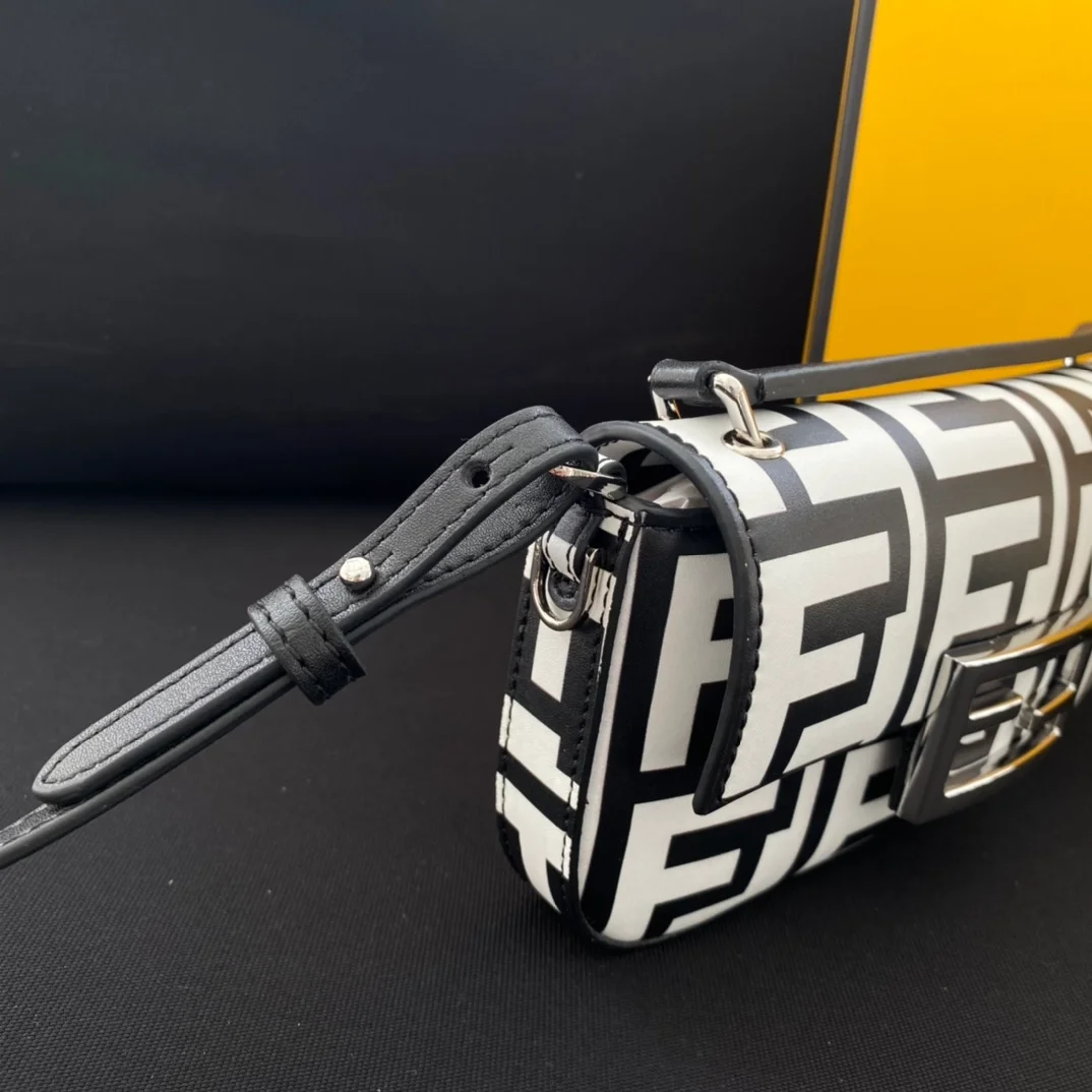 펜디 바게트 폰 파우치 블랙