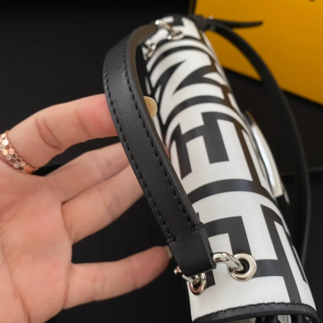 펜디 바게트 폰 파우치 블랙