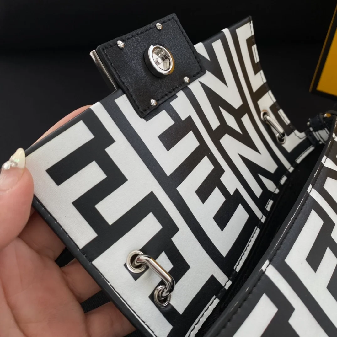 펜디 바게트 폰 파우치 블랙