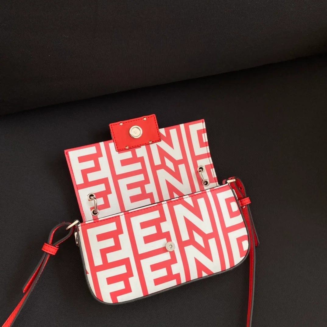 펜디 바게트 폰 파우치 레드