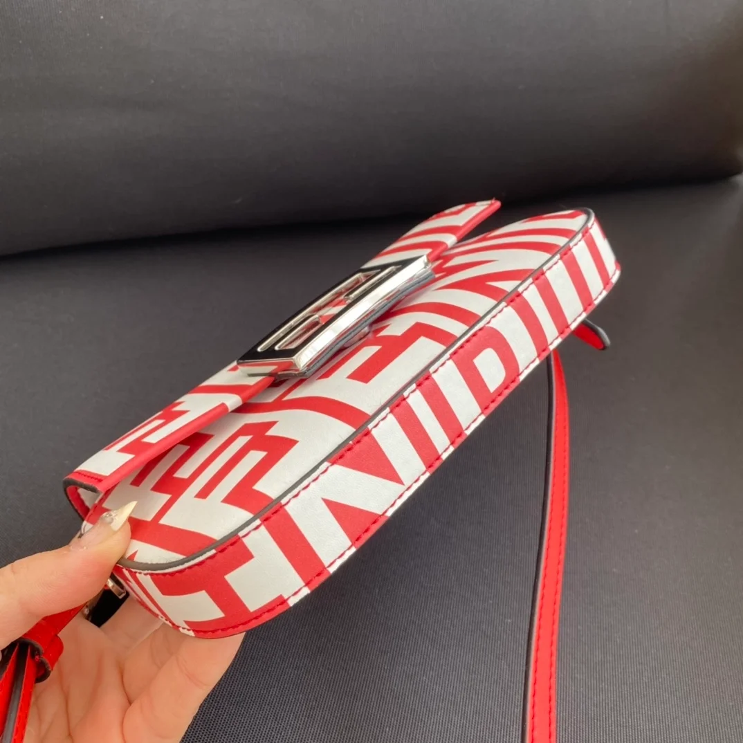 펜디 바게트 폰 파우치 레드