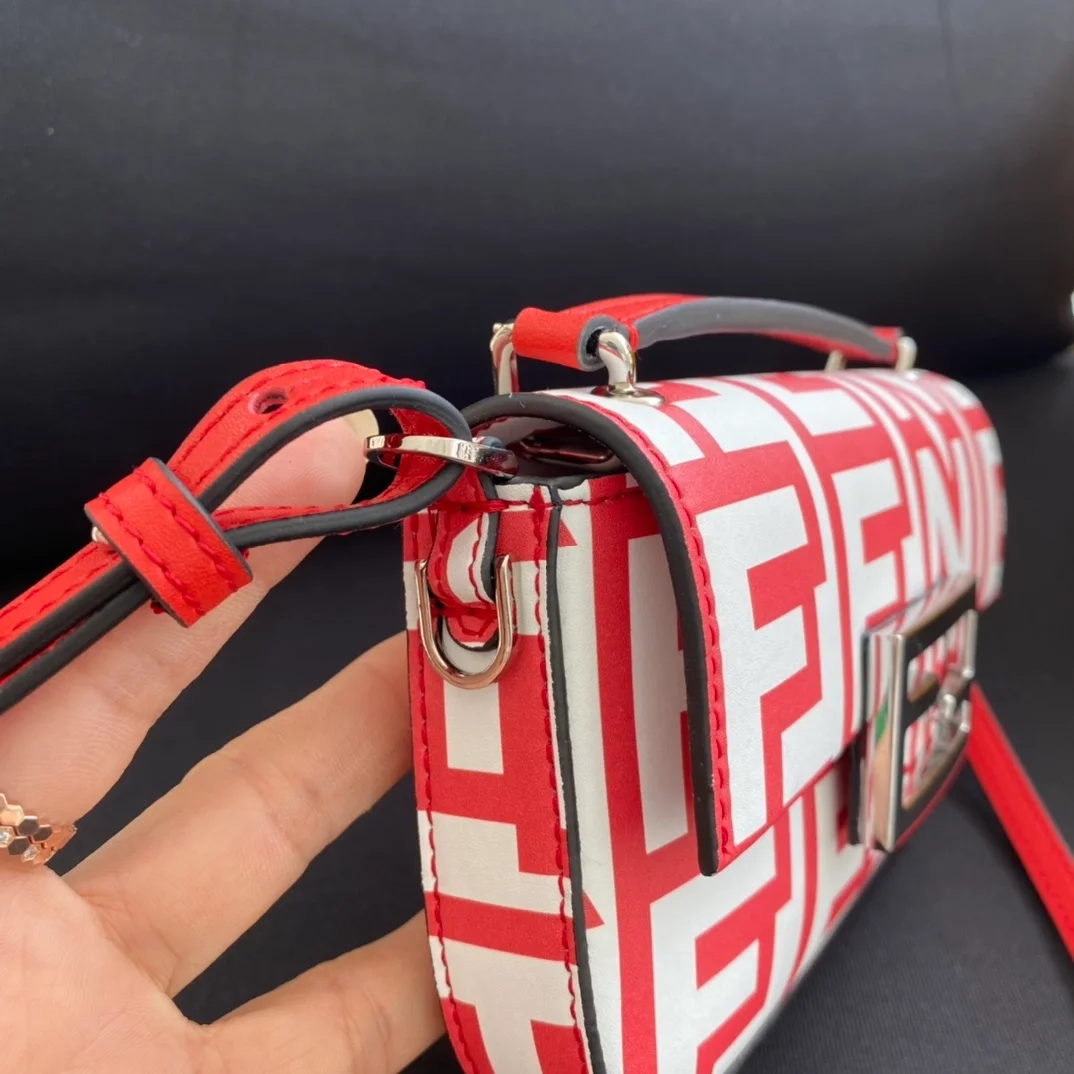 펜디 바게트 폰 파우치 레드