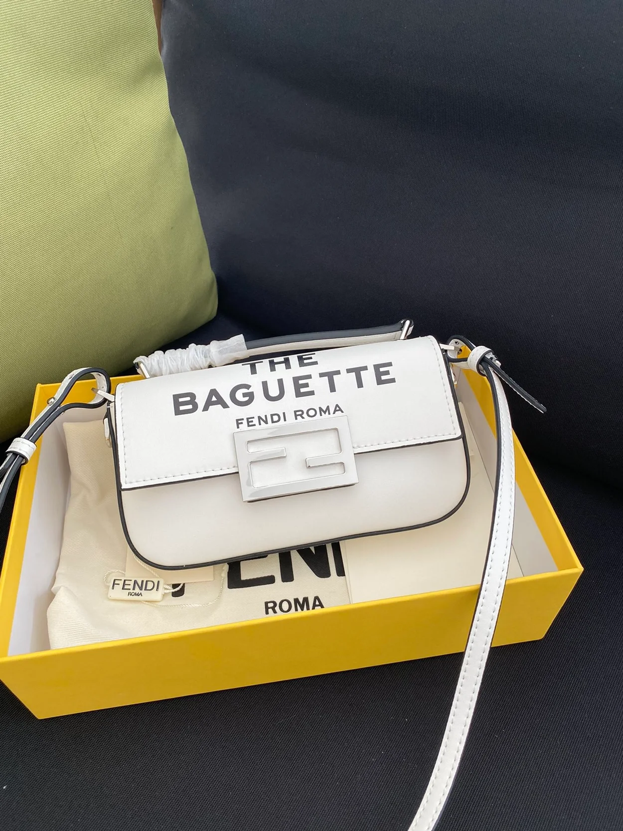 펜디 로마 바게트 폰 파우치 화이트