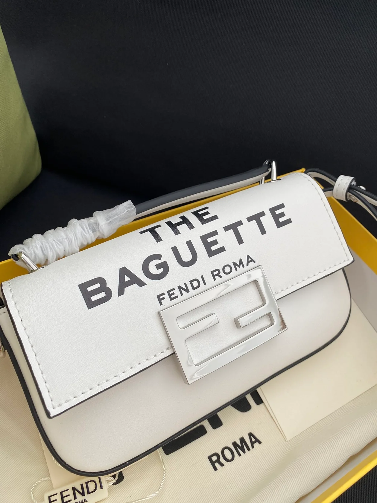 펜디 로마 바게트 폰 파우치 화이트