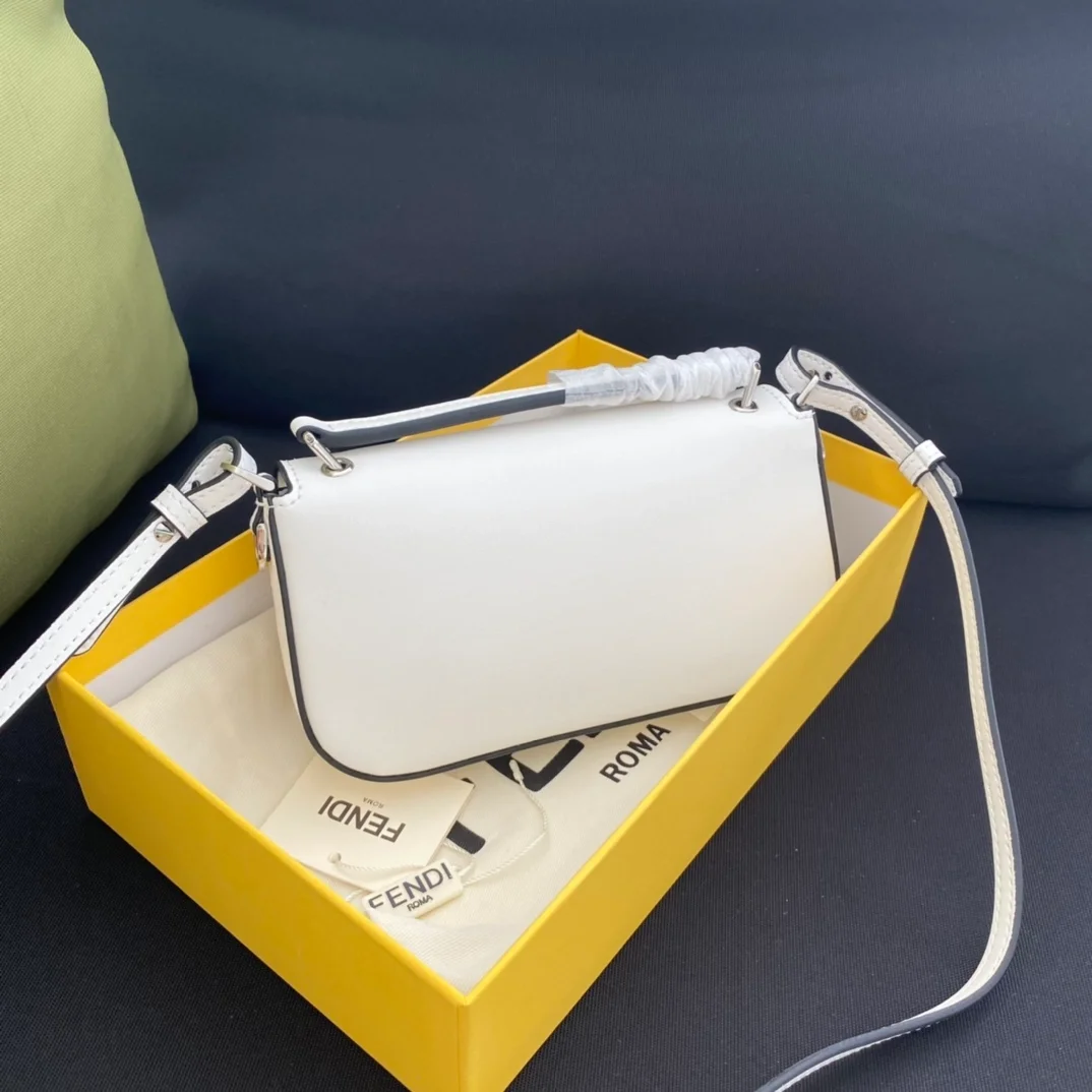 펜디 로마 바게트 폰 파우치 화이트