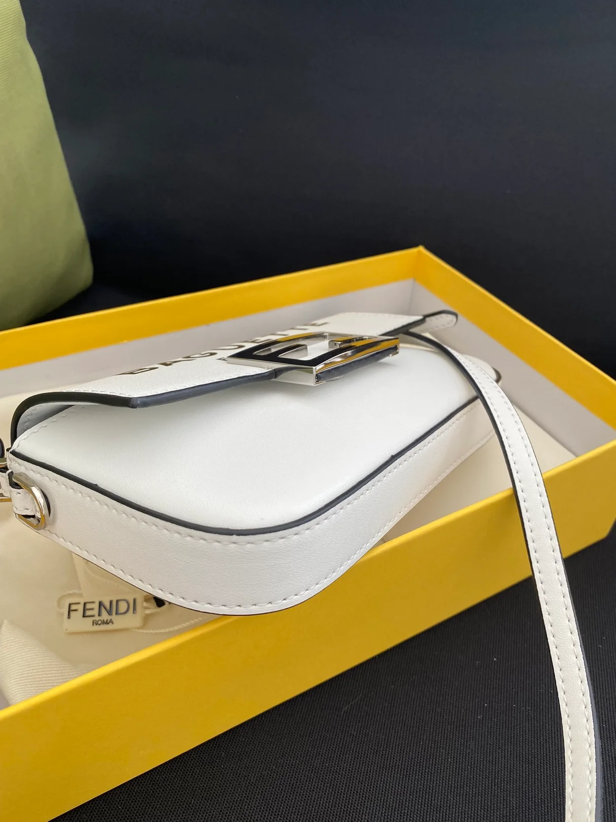 펜디 로마 바게트 폰 파우치 화이트