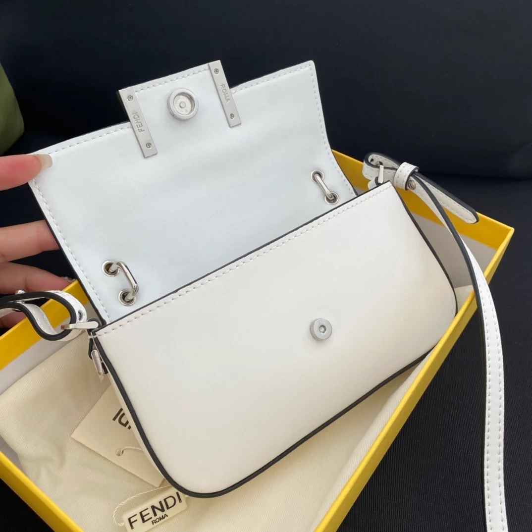 펜디 로마 바게트 폰 파우치 화이트