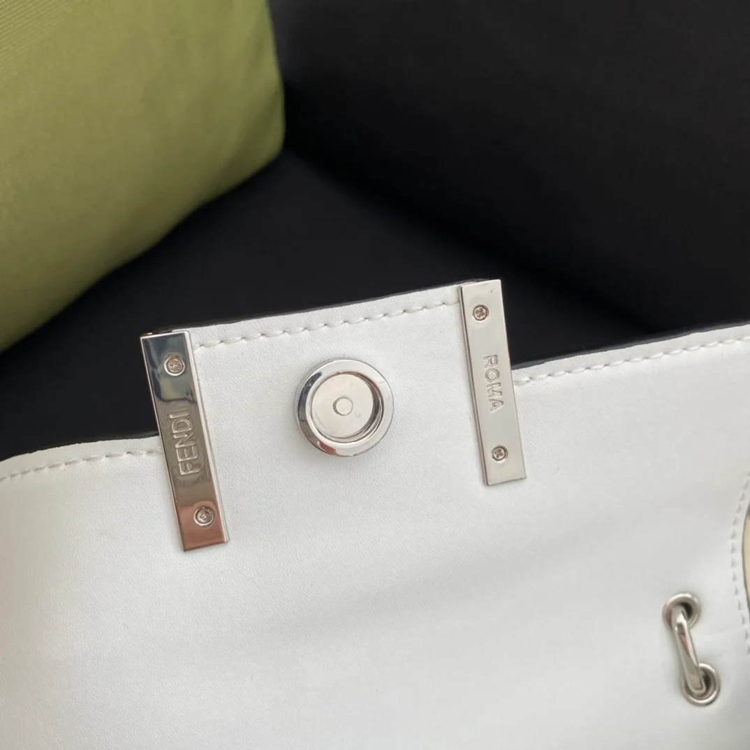 펜디 로마 바게트 폰 파우치 화이트