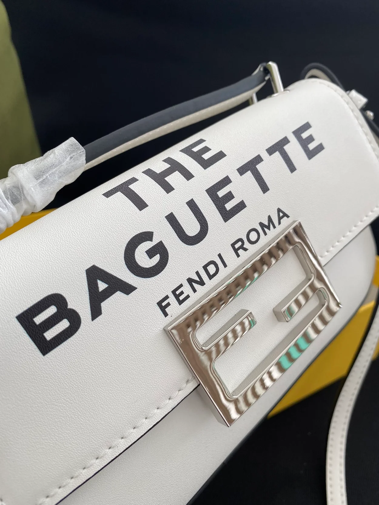 펜디 로마 바게트 폰 파우치 화이트