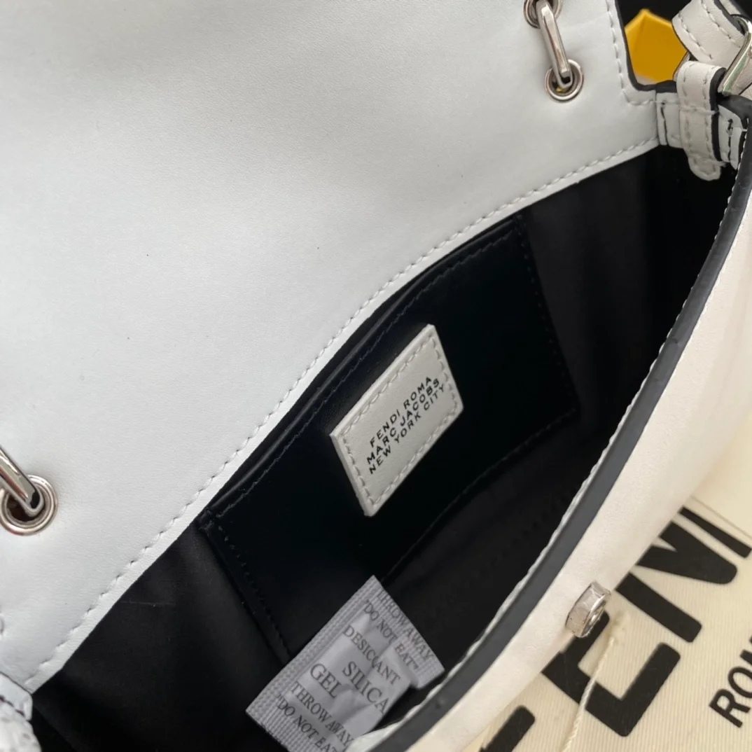 펜디 로마 바게트 폰 파우치 화이트