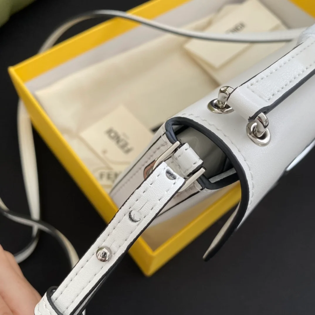 펜디 로마 바게트 폰 파우치 화이트