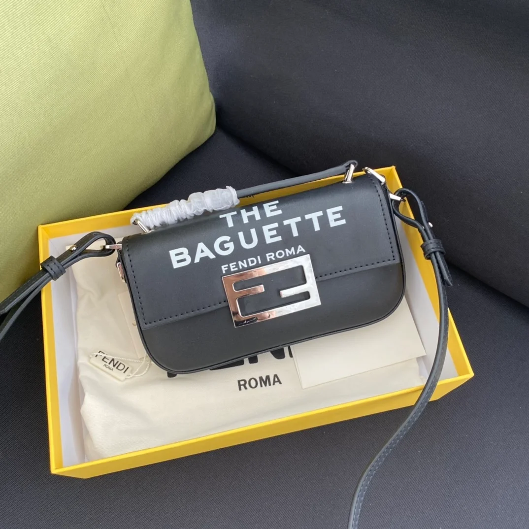 펜디 로마 바게트 폰 파우치 블랙