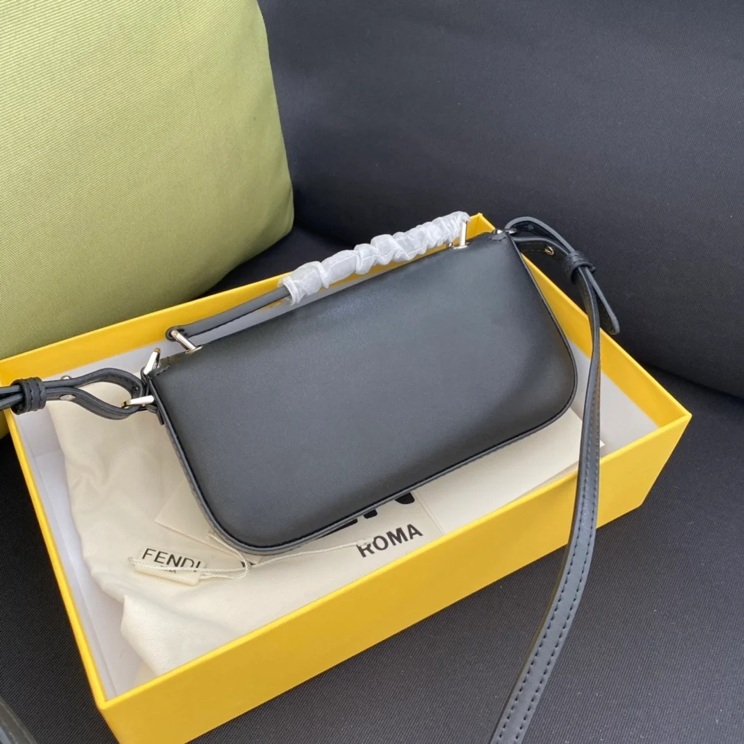 펜디 로마 바게트 폰 파우치 블랙