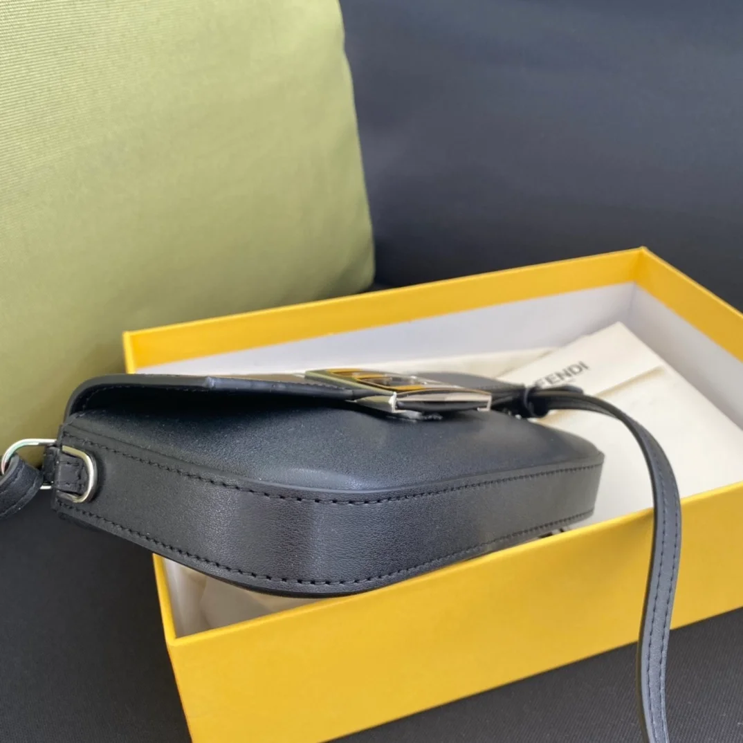 펜디 로마 바게트 폰 파우치 블랙