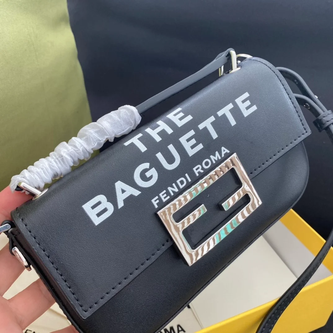 펜디 로마 바게트 폰 파우치 블랙