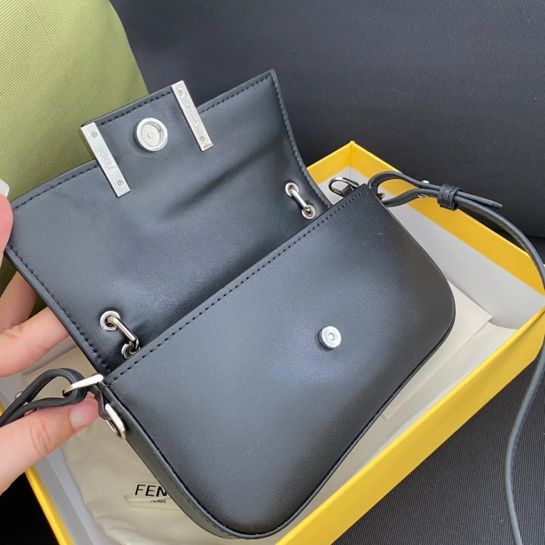 펜디 로마 바게트 폰 파우치 블랙