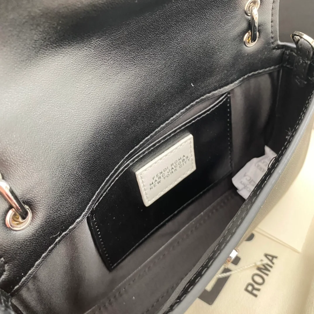 펜디 로마 바게트 폰 파우치 블랙