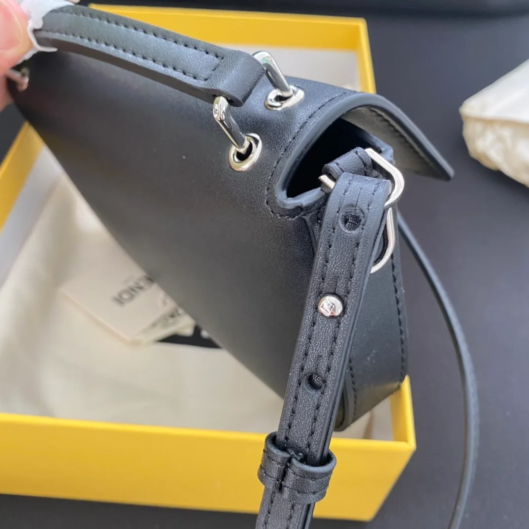 펜디 로마 바게트 폰 파우치 블랙