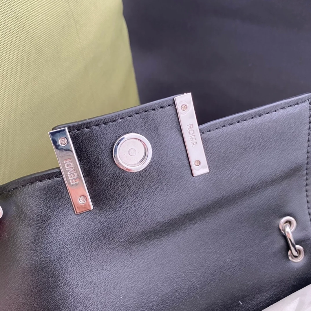 펜디 로마 바게트 폰 파우치 블랙