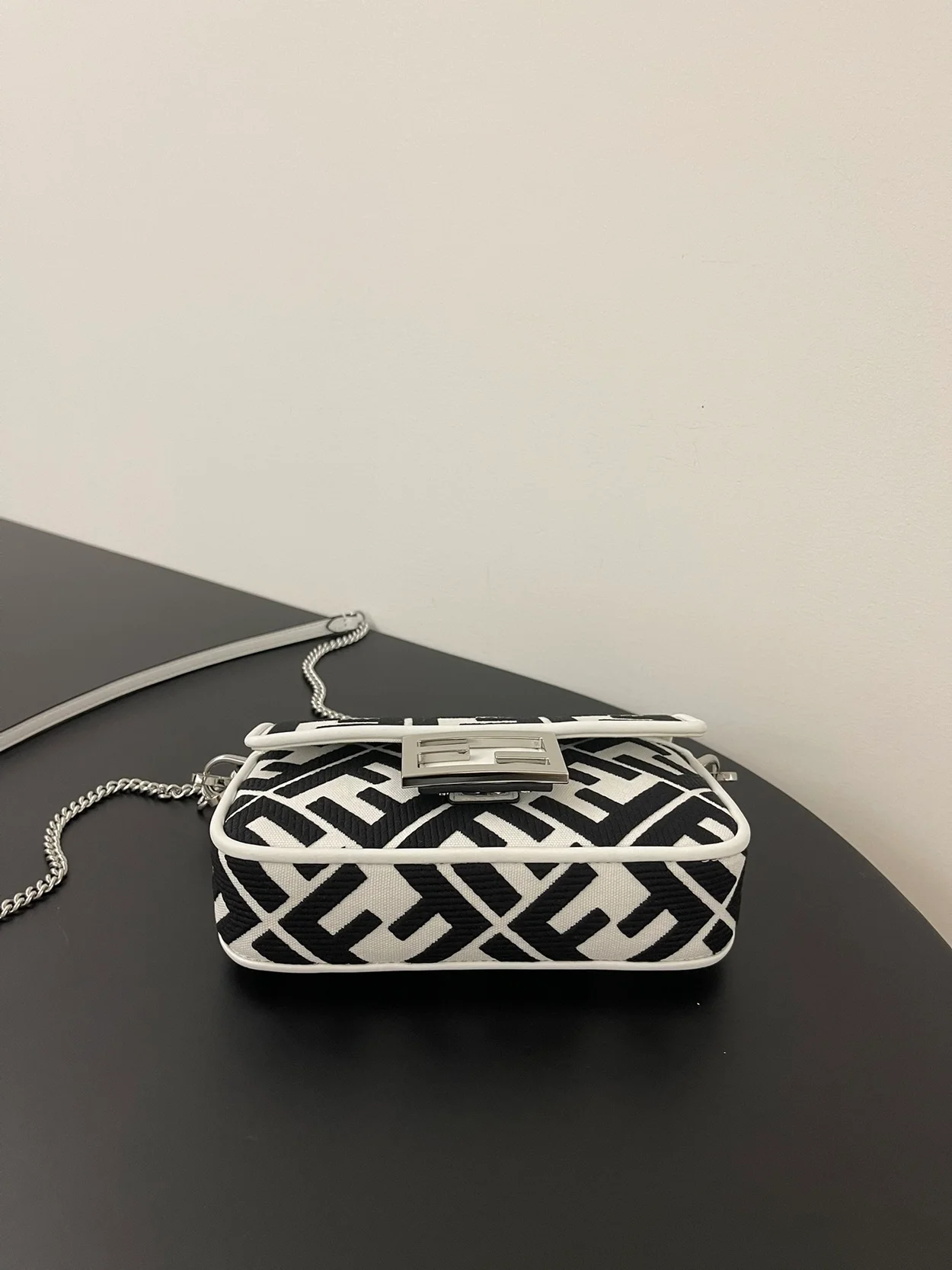 펜디 바게트 미니백 화이트 앤 블랙