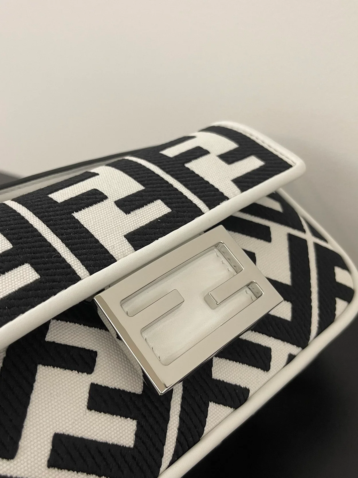 펜디 바게트 미니백 화이트 앤 블랙