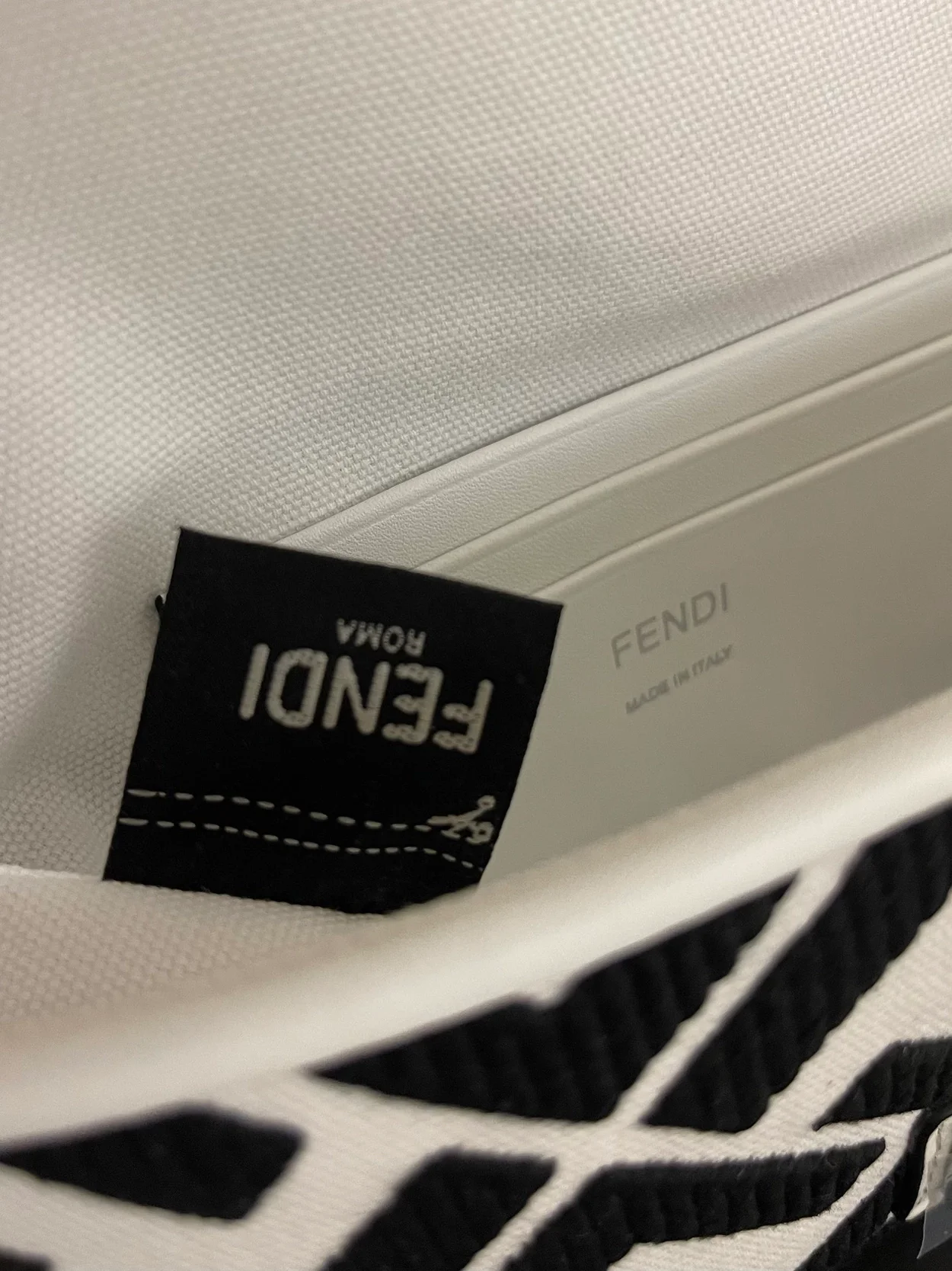 펜디 바게트 미니백 화이트 앤 블랙