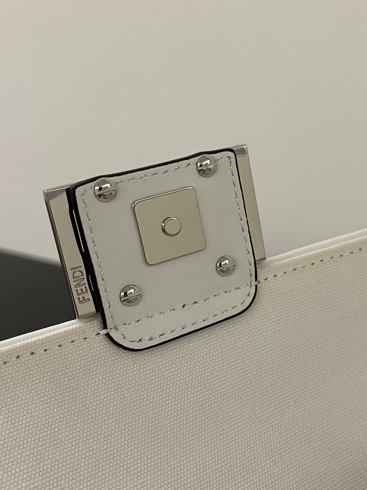 펜디 바게트 미니백 화이트 앤 블랙