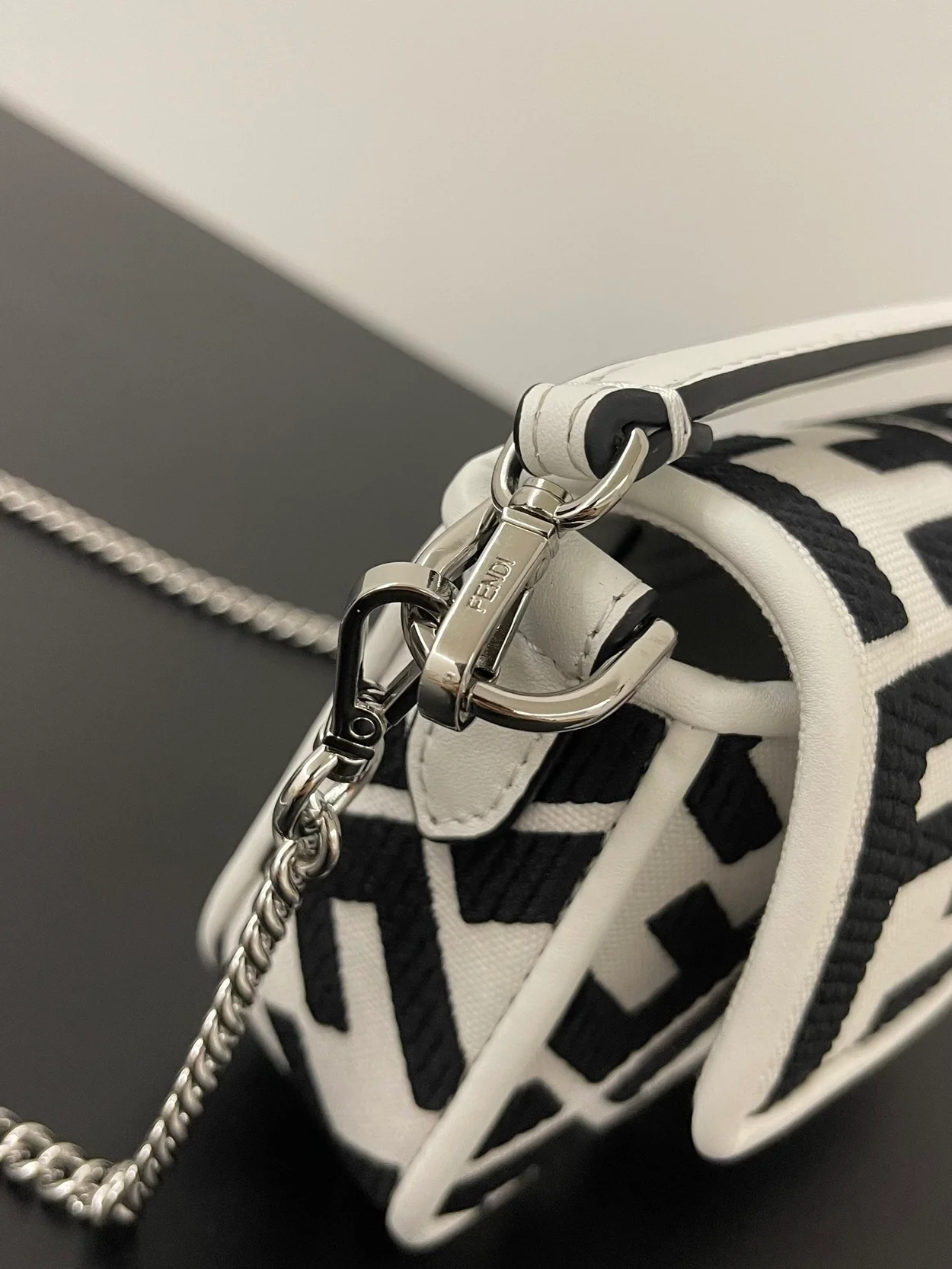 펜디 바게트 미니백 화이트 앤 블랙