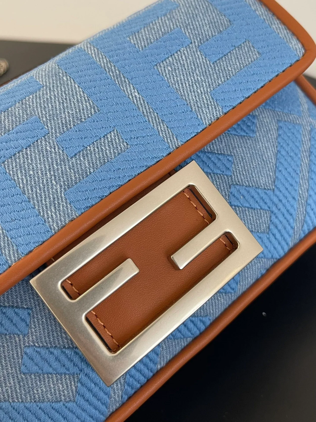 펜디 바게트 FF 블루 데님 나노백