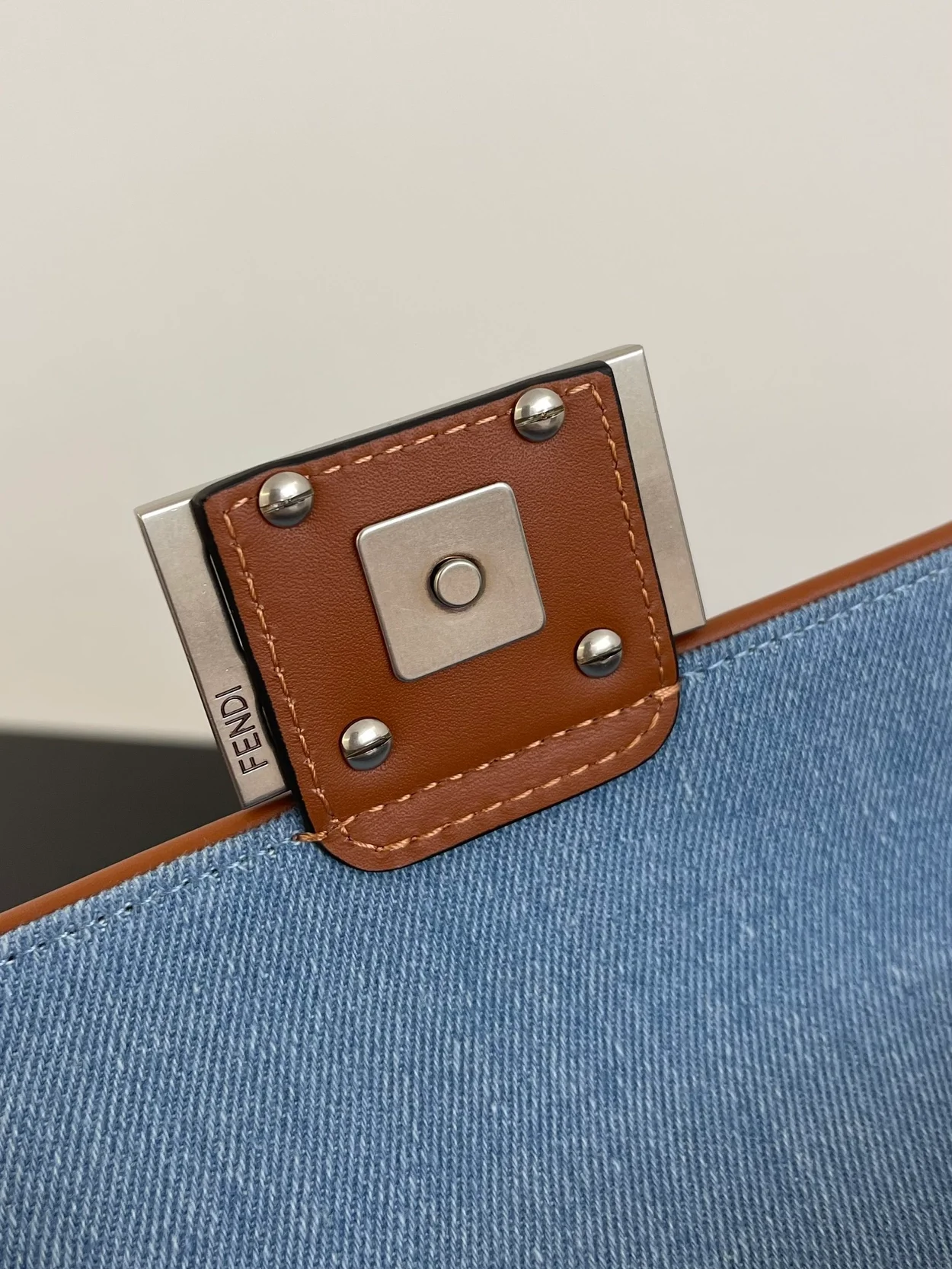 펜디 바게트 FF 블루 데님 나노백