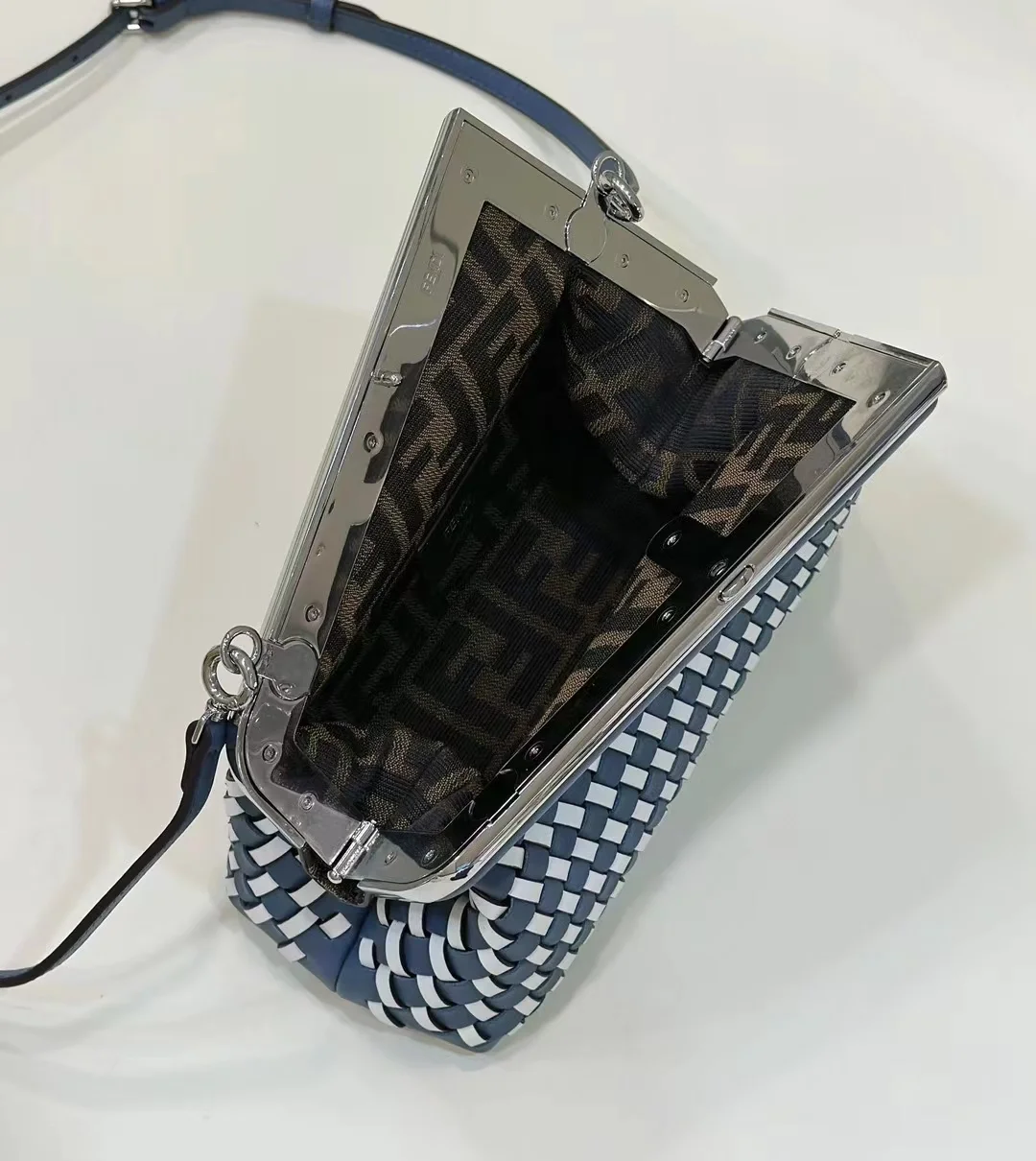 펜디 퍼스트 스몰 화이트 앤 블루 우븐 레더백